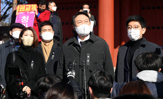 윤석열(오른쪽 두번째) 국민의힘 대선후보가 19일 효창공원에서 열린 윤봉길 의사순국 89주기 추모식을 마친 뒤 취재진의 질문에 답변하고 있다.국회사진기자단·연합뉴스